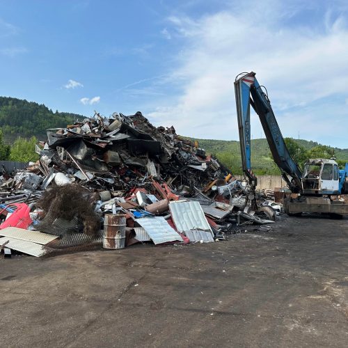 Triedenie a spracovanie kovového odpadu pomocou techniky na zbernom dvore