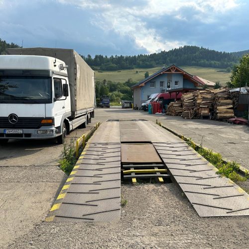 Váženie kovového odpadu pri výkupe na zbernom dvore DASTET